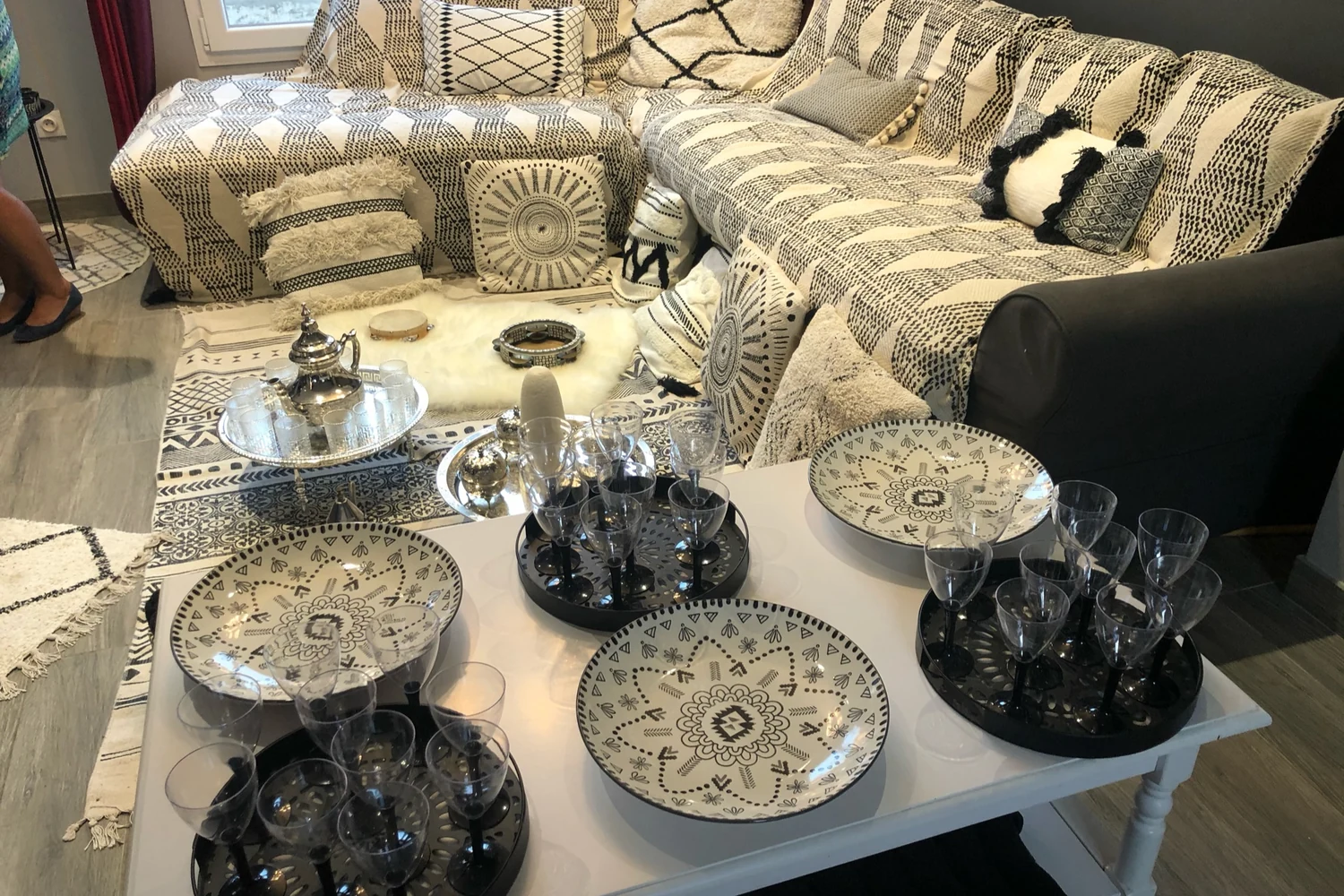 L'Épure Berbère — salon marocain noir et blanc, plats à motifs, verres et théière argentée, scénographie EVEN'IN