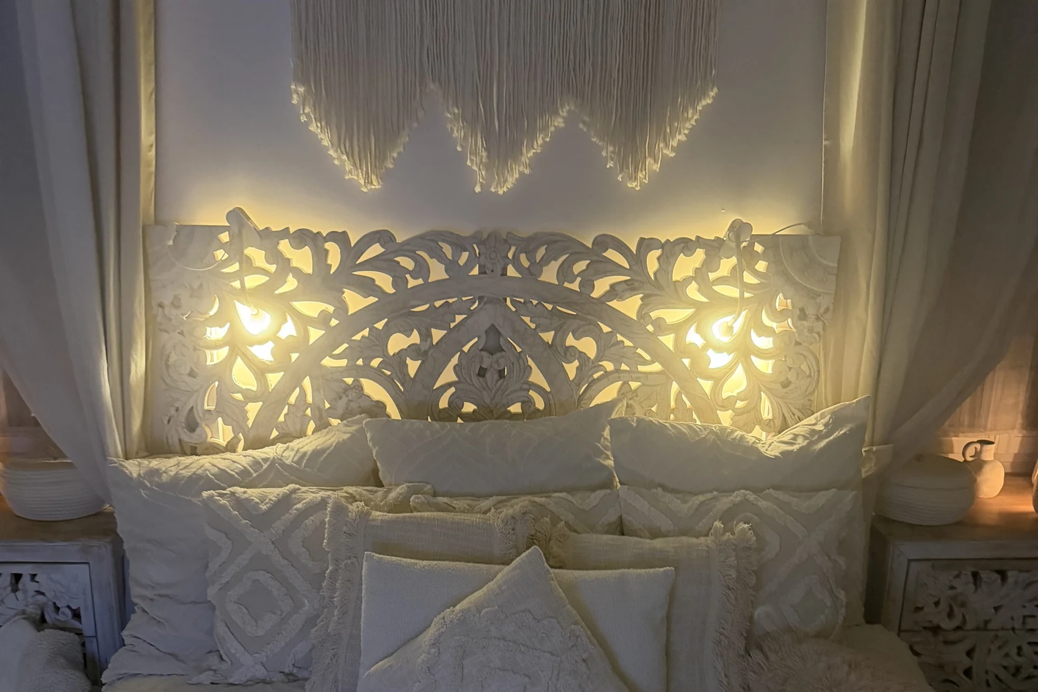 Le Moi du blanc — chambre tout en blanc, tête de lit sculptée rétroéclairée, macramé, tufting et lin, décoration EVEN'IN