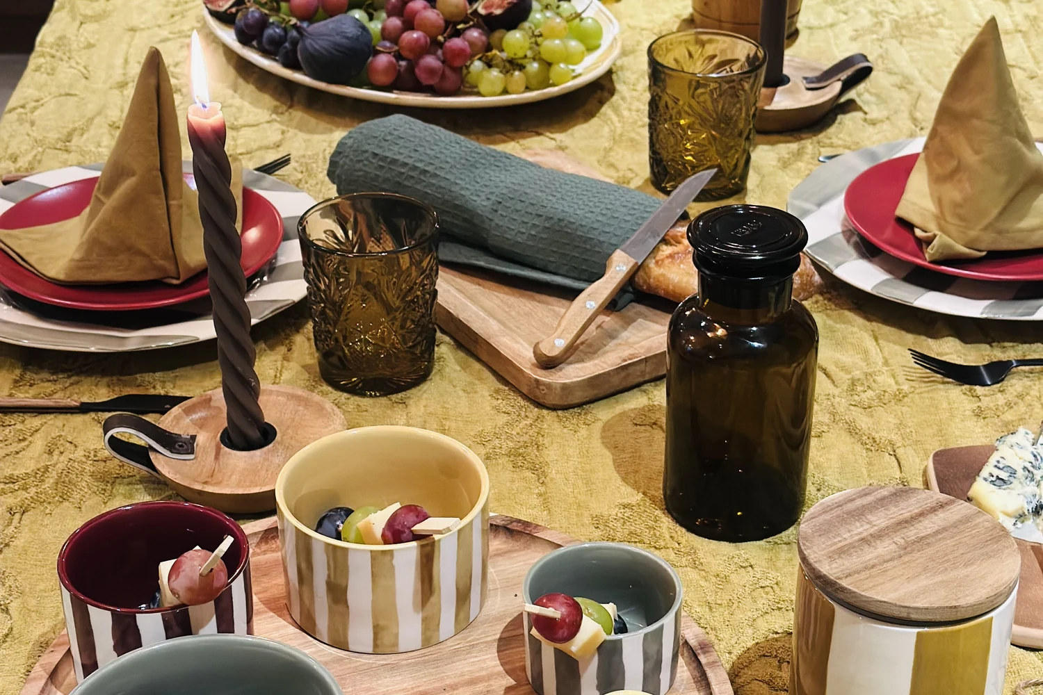 Mi-Figue, Mi-Raisin — table velours safran, figues, raisins et bols rayés, art de recevoir EVEN'IN