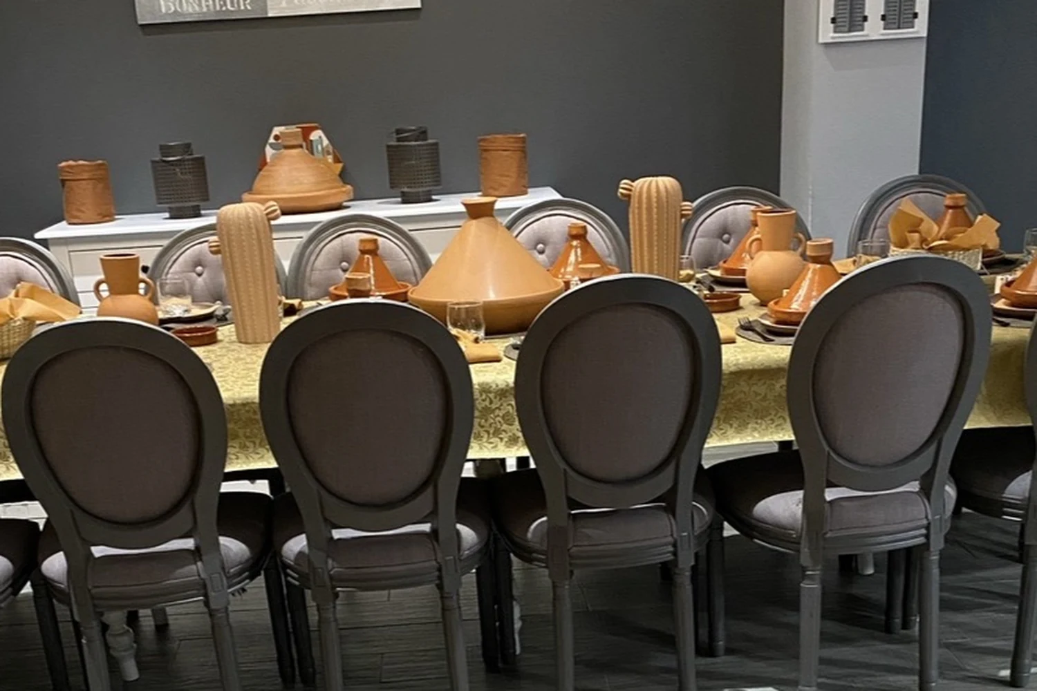 Le Riad Haussmannien — grande table de douze dressée aux tajines terre cuite sur nappe safran, scénographie EVEN'IN