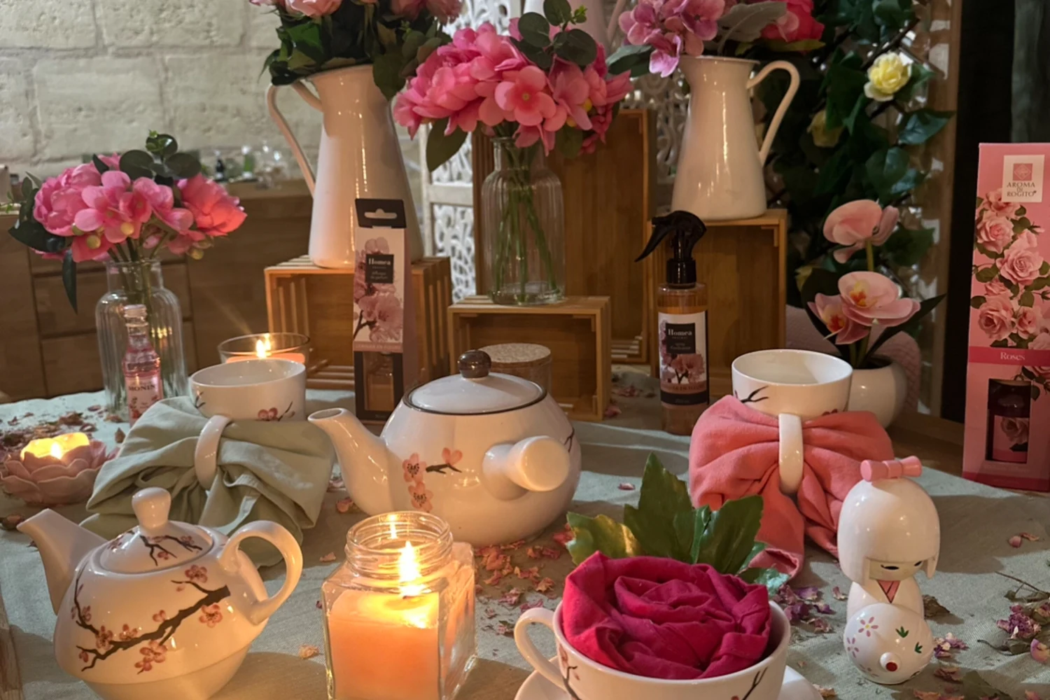 Tea time — table dressée aux théières fleuries, tasses cerisier, roses et bougies, scénographie EVEN'IN