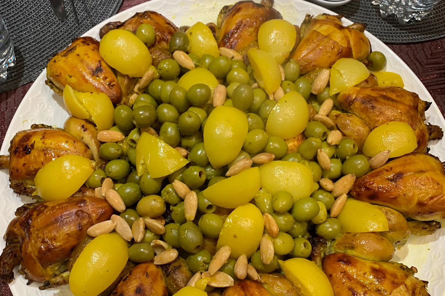 Menthe, Olive, Blé — plat de poulets aux olives vertes, citrons confits et amandes, cheffe à domicile EVEN'IN