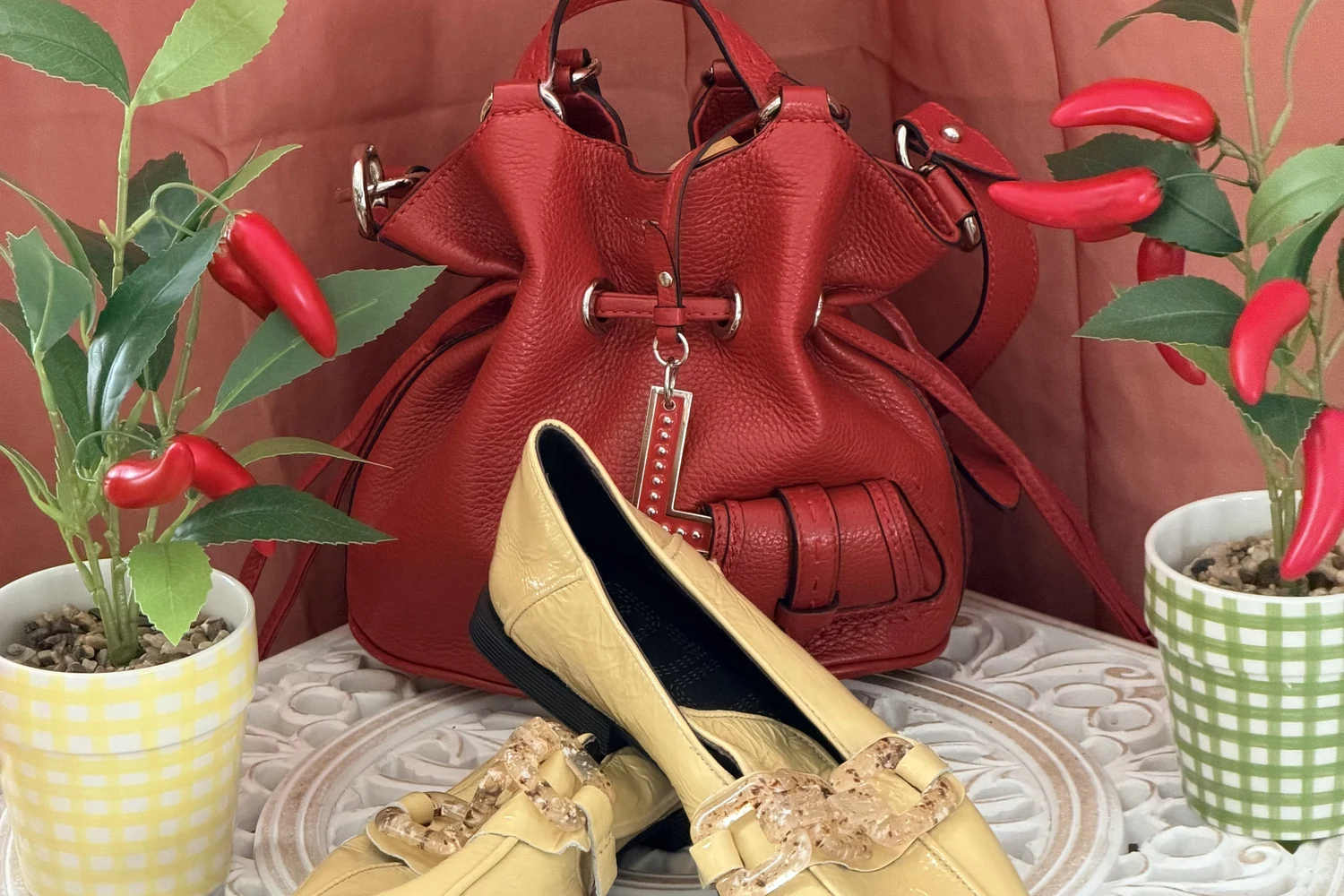 Veni, Vidi, Vichy — sac rouge, mocassins jaunes et piments, silhouette accordée au décor italien, conseil en image EVEN'IN