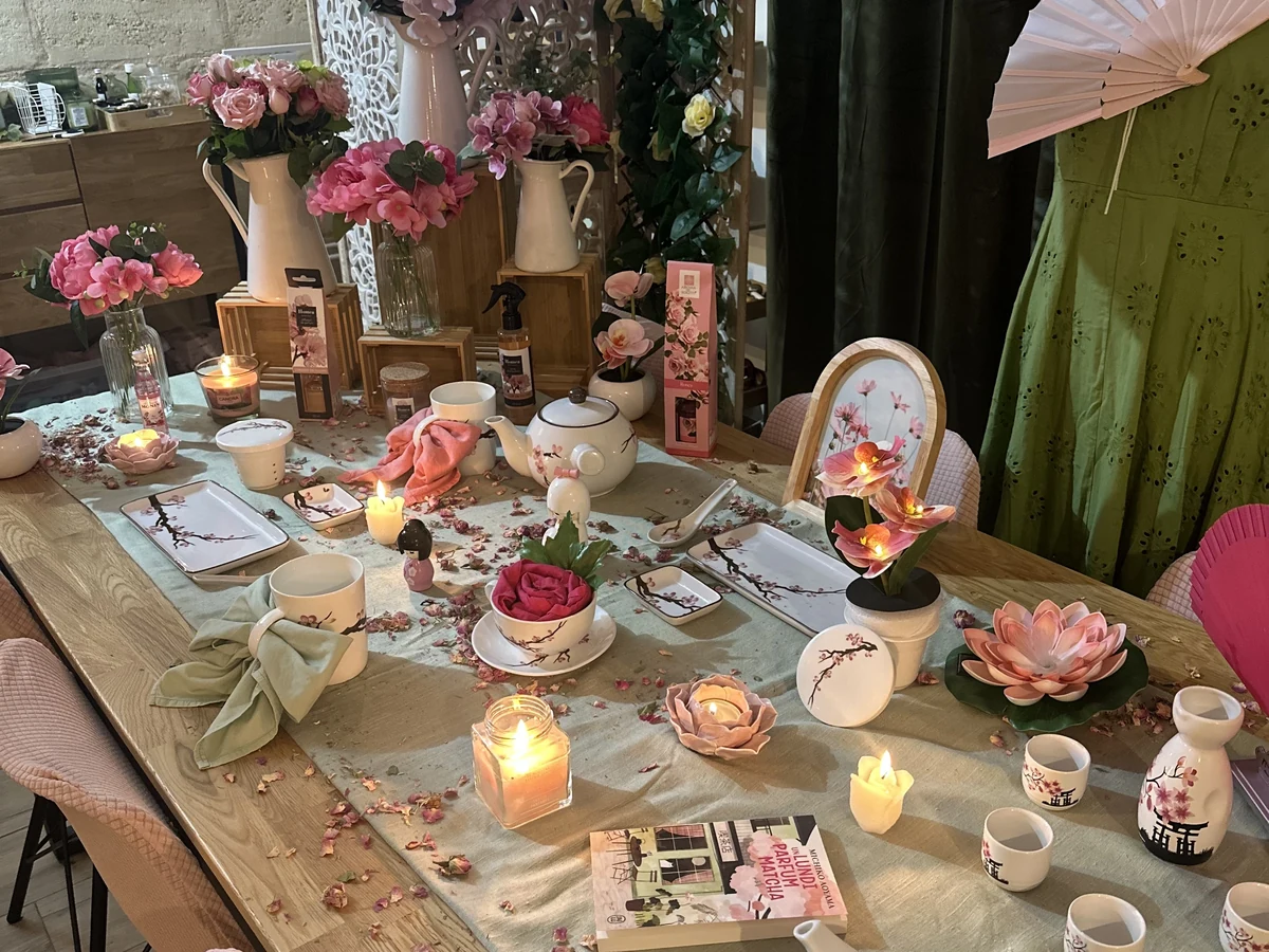 Table Sett'In — grande table Fuji Sakura, théières fleuries, bougies et pétales de rose, arts de la table EVEN'IN