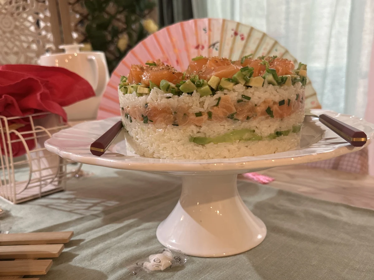 Home Cook'In — sushi cake saumon, avocat et concombre sur présentoir, préparé par la cheffe à domicile EVEN'IN