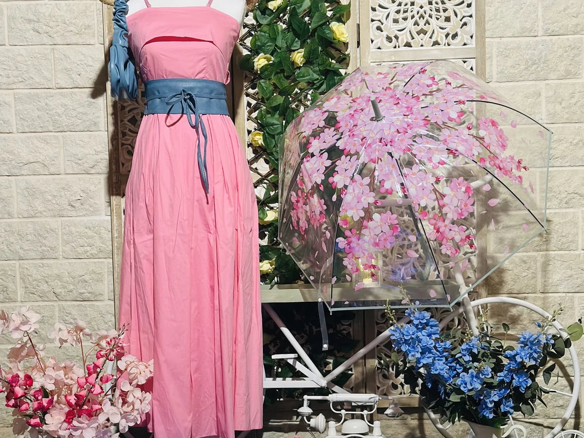 Style Fit'In — silhouette robe rose et ceinture bleue, ombrelle fleurs de cerisier, conseil en image EVEN'IN