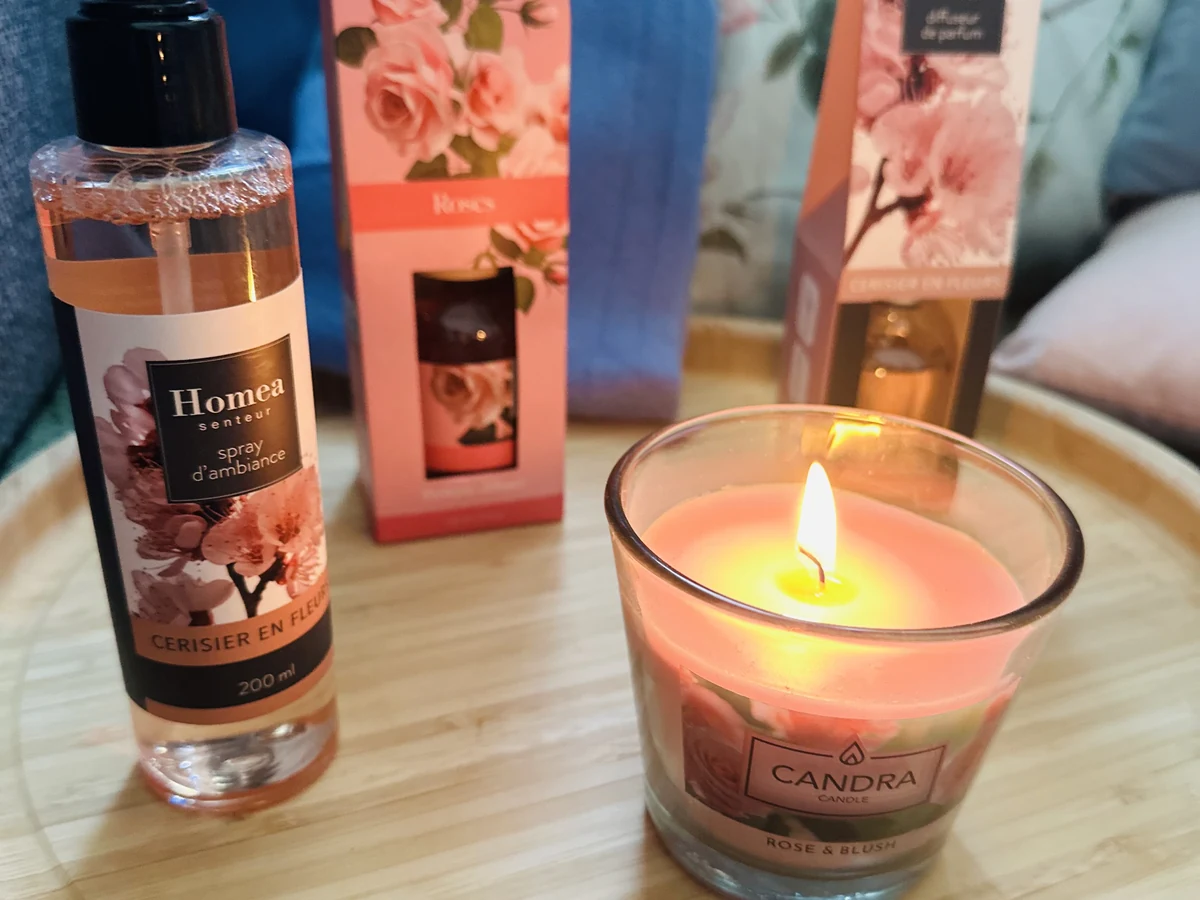 Cool Feel'In — bougie parfumée, spray d'ambiance et diffuseur cerisier en fleurs sur plateau, ambiance EVEN'IN