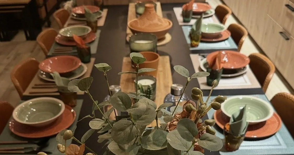 Table dressee terracotta et eucalyptus, collection Menthe Olive Ble et Terre