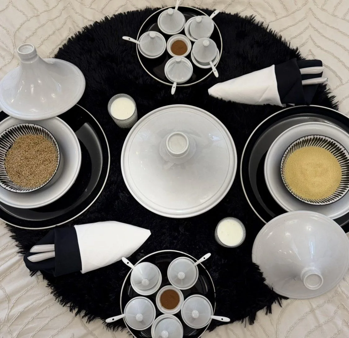 Plat de couscous marocain, assiette noire et bols d epices, collection Epure Berbere