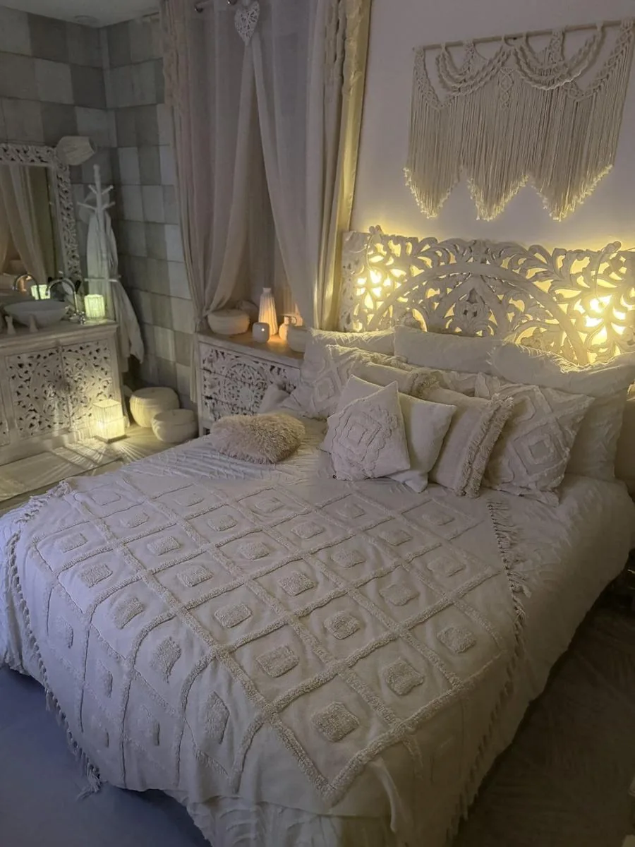 Chambre tete de lit sculptee tons beige et vert, collection Le Moi du Blanc
