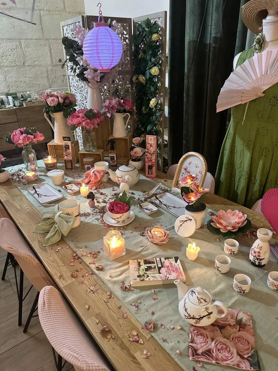 Table japonisante matcha et sakura, collection Roses Victoria et Fuji Sakura