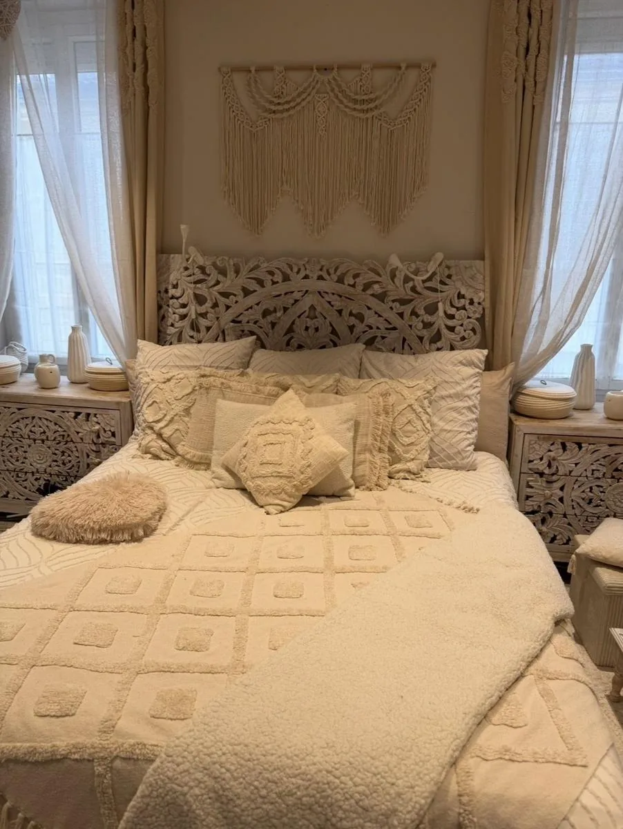 Chambre tete de lit sculptee tons beige et vert, collection Le Moi du Blanc