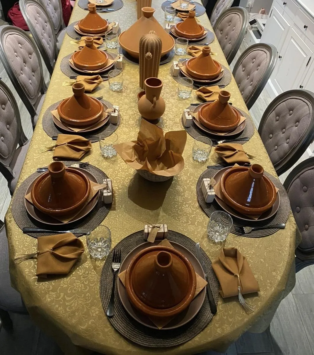 Grande tablée dressée, tagines en terre cuite et fauteuils Louis XVI, collection Le Riad Haussmannien