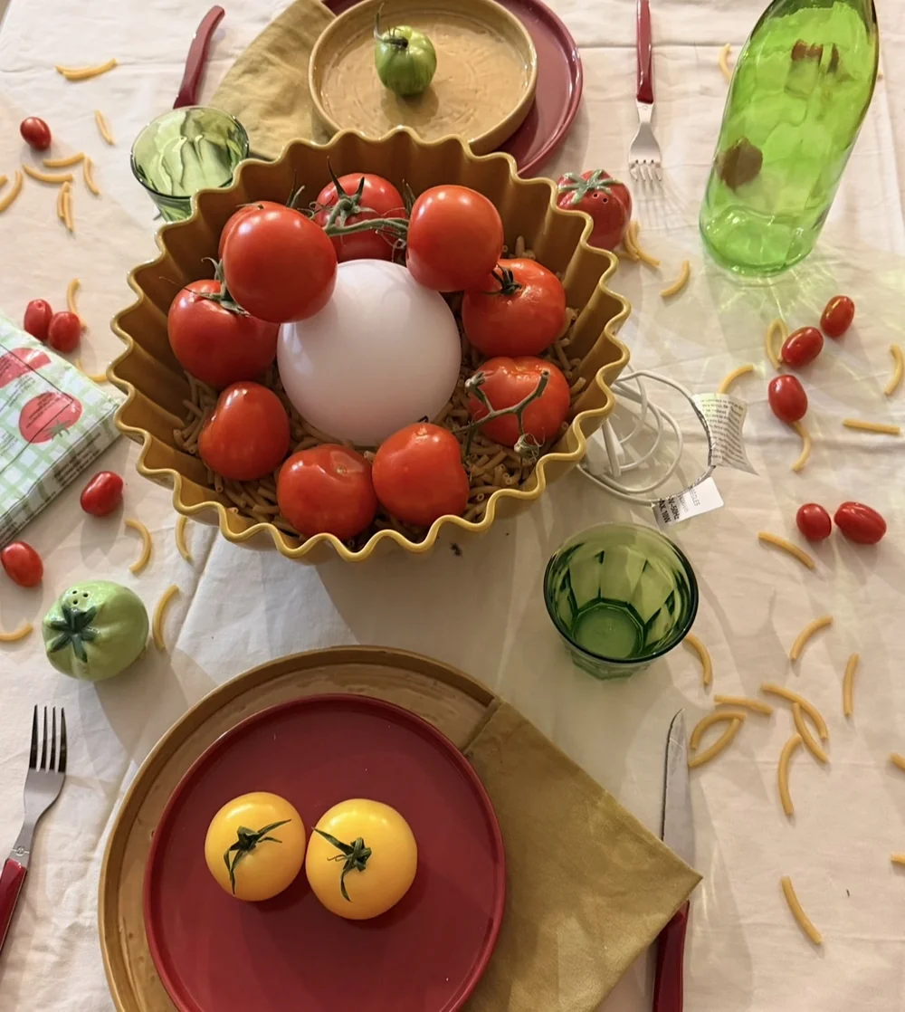 Table dressée à l'italienne — tomates, pâtes, verres vert olive et assiettes terracotta, aperçu de la collection Veni, Vidi, Vichy
